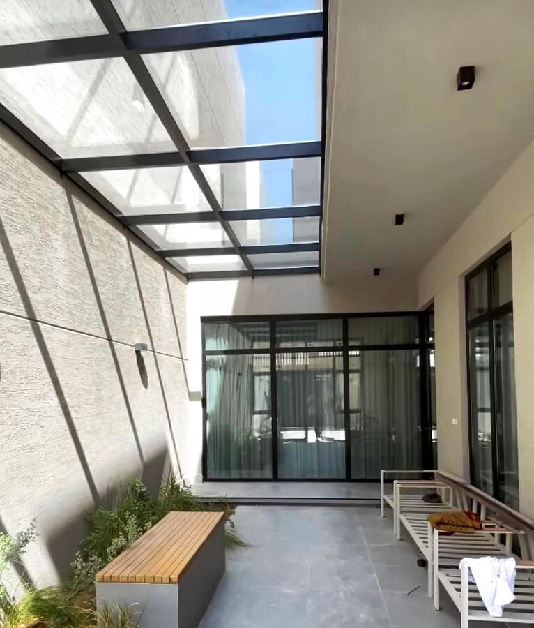 القباب والأسقف الزجاجية (السكاي لايت)
